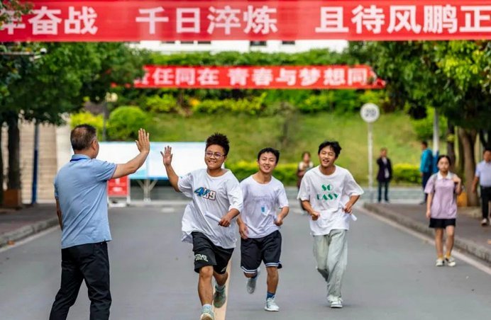 高考现场球迷横幅：姆巴佩到哪哪没欧冠5224
